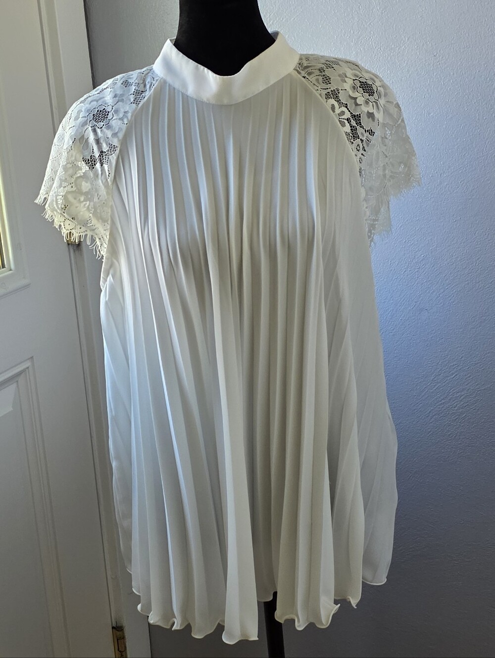 NWT Banana Republic White Pleated Lace Cap-Sleeve Blouse